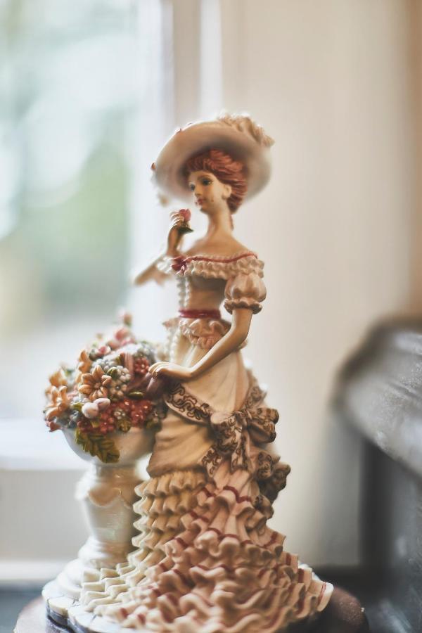 مبيت وإفطار ميدينهيد The Lord Grenfell المظهر الخارجي الصورة A typical Dresden figure