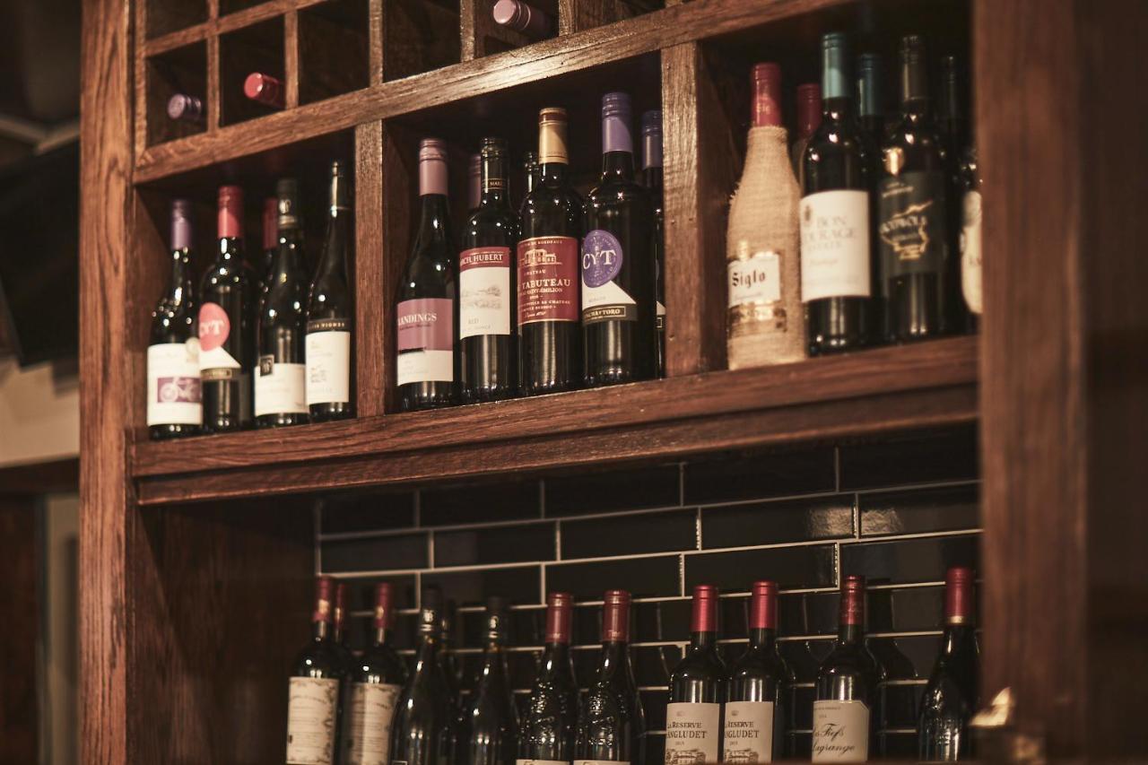 مبيت وإفطار ميدينهيد The Lord Grenfell المظهر الخارجي الصورة Wine bottles in a wine rack