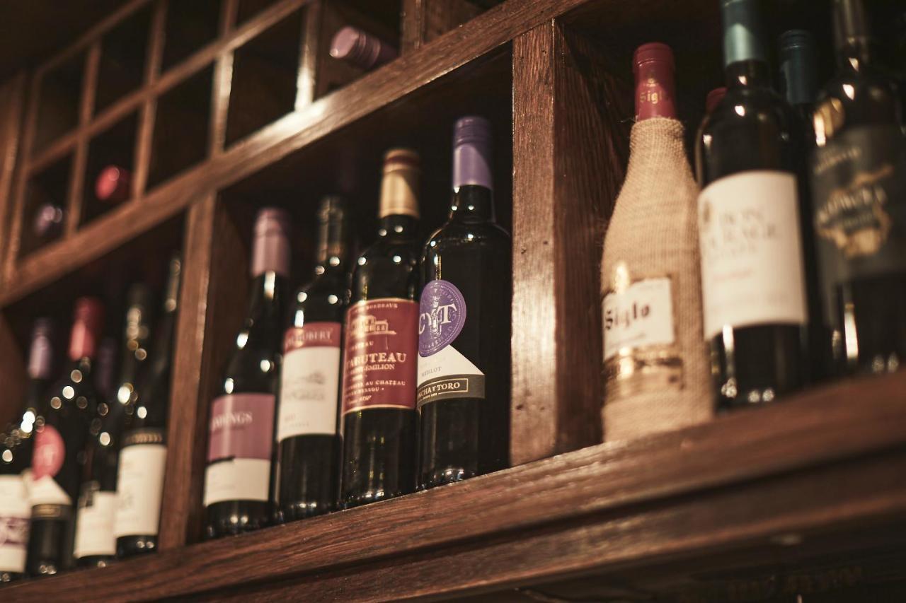 مبيت وإفطار ميدينهيد The Lord Grenfell المظهر الخارجي الصورة Wine bottles in a wine rack