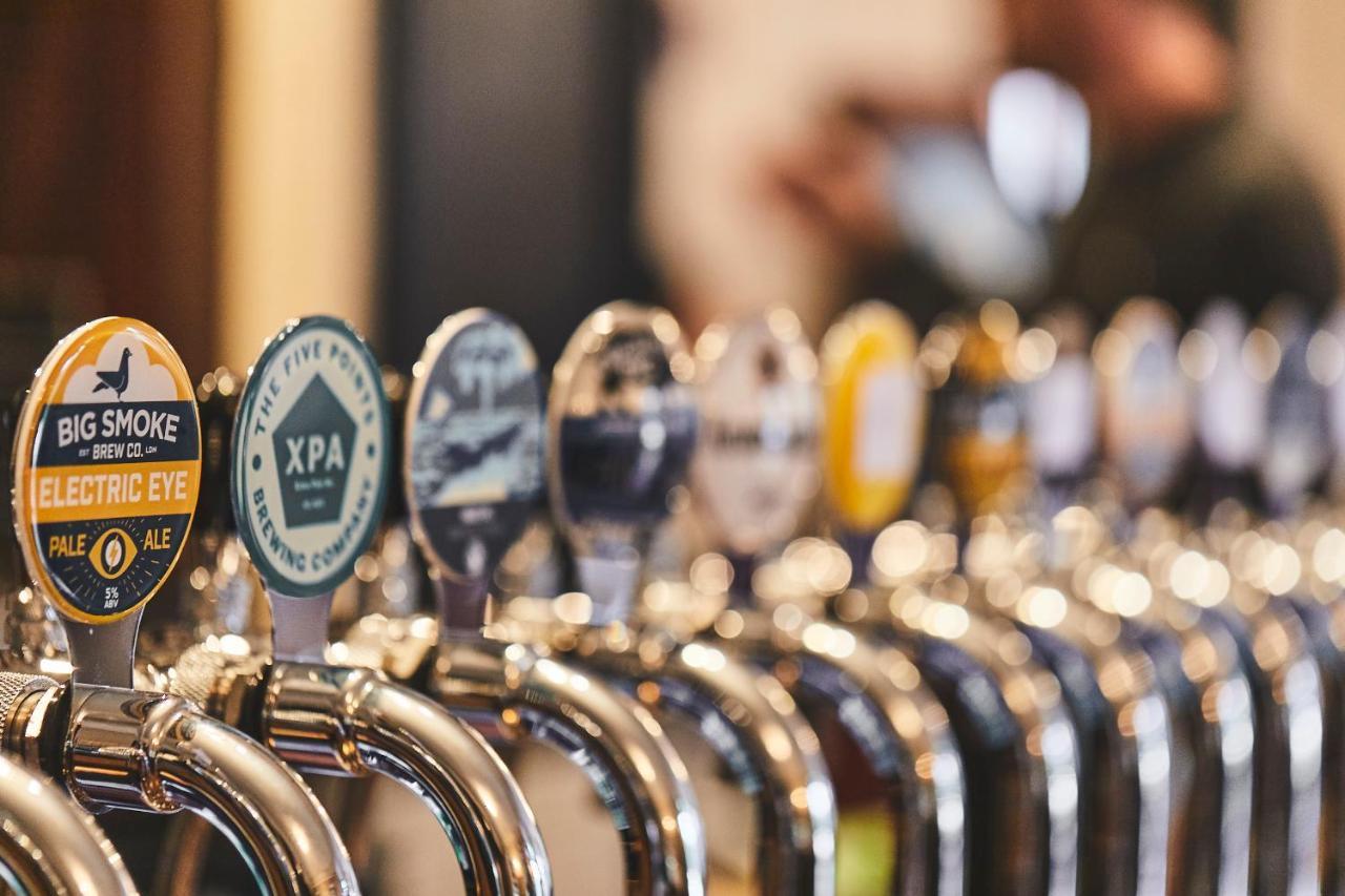مبيت وإفطار ميدينهيد The Lord Grenfell المظهر الخارجي الصورة Beer taps at the brewery