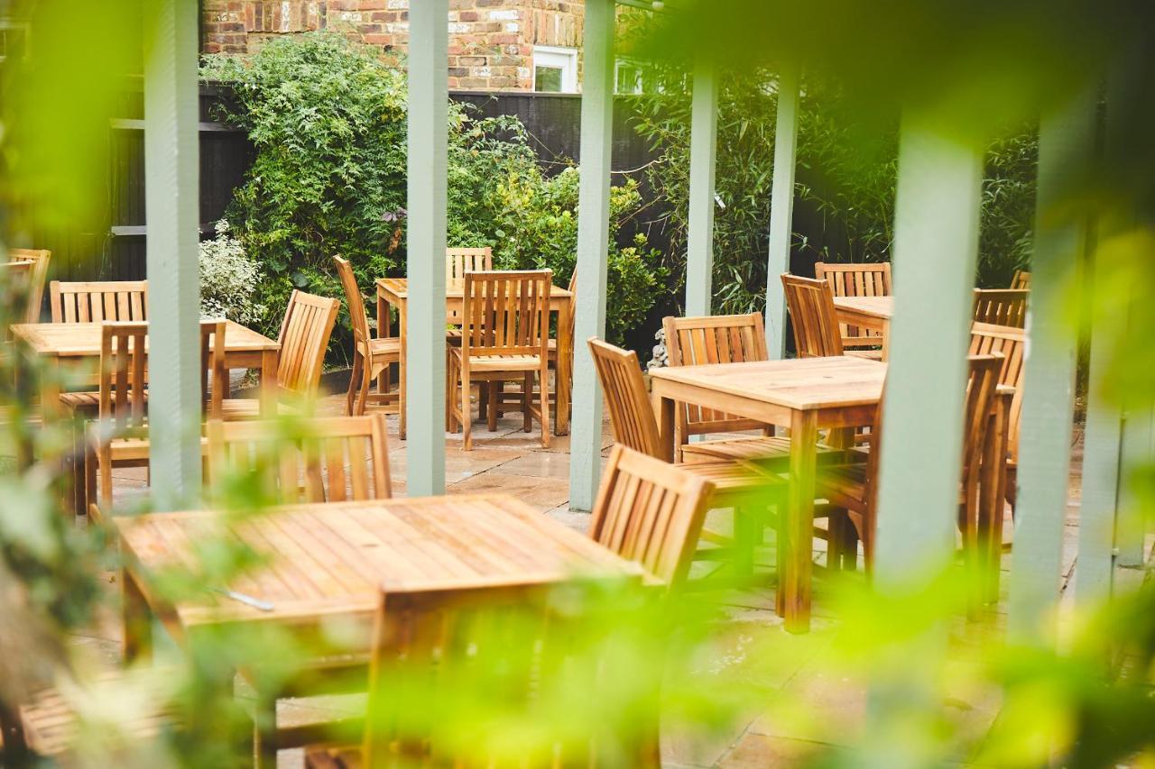 مبيت وإفطار ميدينهيد The Lord Grenfell المظهر الخارجي الصورة The garden at The Crown